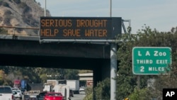 洛杉磯高速公路上的信息牌呼籲民眾節約用水