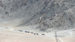 印度邊防軍士兵在拉達克地區的山腳下巡邏。(2020年6月24日)