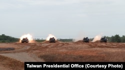 2025年7月10日，台湾陆军的M1A2T新式战车在新竹坑子口靶场进行实弹演练 (照片由台湾总统府提供)