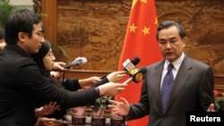 中國外長王毅2013年12月26日召見日本駐華大使抗議日本首相拜祭靖國神社，之後對記者發表講話。