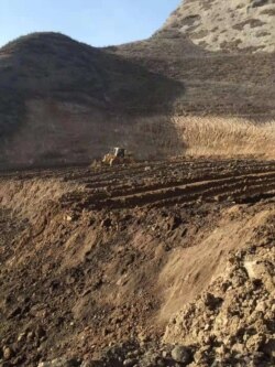 位于甘肃省天水市武山县的“武山甘肃华夏春秋(天水.铁笼山)文化旅游影视基地”施工项目，工人开凿人工湖并埋设管线。(照片提供：何林)