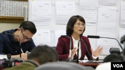 王如玄召開軍宅問題記者會 (美國之音李逸華拍攝)