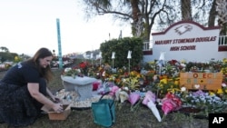 佛羅里達州帕克蘭一所高中發生大規模槍擊事件一年零一個月後，人們依舊沉浸在悲痛中。