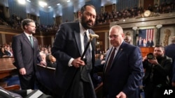 特朗普總統在國會大廈向國會兩院聯席會議發表演說時，德州民主黨聯邦眾議員阿爾·格林因高聲抗議而被帶離會場。 （2025年3月4日）