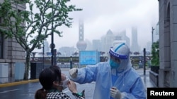 上海一名醫護人員在對當地居民進行核酸檢測（2022年4月26日）