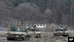 南韓軍人在南北韓邊界附近參加軍事演習（2016年3月7日）