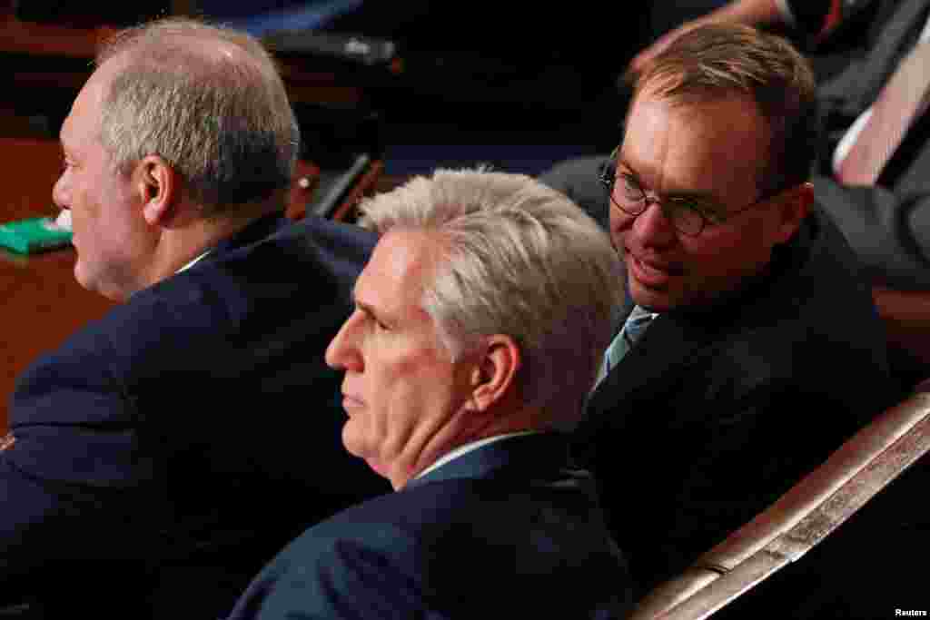 代理白宫办公厅主任、前共和党联邦众议员米克&middot;马尔瓦尼在第116届国会开始履行职责之前在众议院会议厅内与即将卸去众议院多数党领袖职务的加州共和党联邦众议员凯文&middot;麦卡锡交谈。（2019年1月3日）