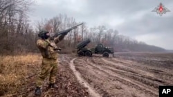 俄羅斯國防部2025年1月16日發布的照片​​顯示，一名俄羅斯士兵在烏克蘭一個未披露的地點保護「格勒」自行多管火箭發射器的陣地不受無人機襲擊。