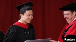 薄瓜瓜去年在哈佛大学毕业典礼上