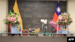 台北駐立陶宛台灣代表處的大廳擺著鮮花和旗幟。 （2021年11月18日）