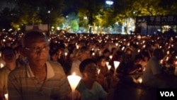 支聯會估計有12萬5千人參與維園六四27週年燭光悼念集會 (美國之音特約記者 湯惠芸拍攝)