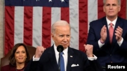 El presidente Joe Biden pronuncia el discurso sobre el Estado de la Unión ante el Congreso, el 7 de febrero de 2023, en Washington, mientras la vicepresidenta Kamala Harris y el entonces presidente de la Cámara, Kevin McCarthy, aplauden. ​