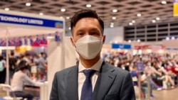 國際移民及置業博覽總監謝沛豪表示，部份港人對落實移民計劃仍抱觀望態度，加上英國等國家的疫情較香港嚴重，估計港人移民潮的高峰期會在一年至一年半之後才出現 (美國之音湯惠芸)