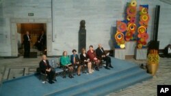 諾貝爾獎證書與獎章放在為劉曉波設置的空凳上