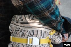 化名阿美的大陸雙非母親與3歲的小兒子(美國之音湯惠芸)