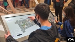 孩子們通過人工智能工具一起合作創造他們理想中的未來小鎮。 (美國之音布洛克拍攝）