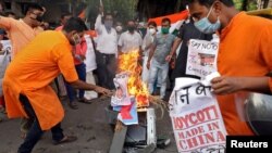 印度執政黨的支持者今年6月19日在一次針對中國的抗議活動中焚燒中國領導人習近平的畫像（路透社）。