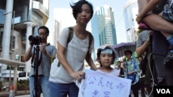 香港大學前學生會會長張韻琪及4歲女兒 (美國之音湯惠芸拍攝)