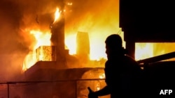 ພວກປະທ້ວງປະທະກັບ ກຳລັງຮັກສາຄວາມປອດໄພເລບານອນ ວັນທີ 18 ຕຸລາ 2023 ຢູ່ນອກສະຖານທູດສະຫະລັດ ລະຫວ່າງການເດີນປະທ້ວງ 