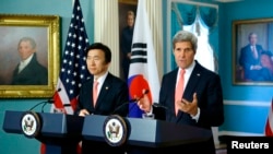 2014年10月24日，美國國務卿克里和南韓外長尹炳世在美國國務院同媒體談論2+2會談。 