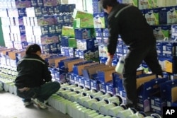 工人在塗料產品包裝區工作情形