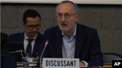 瑞士驻世贸组织大使钱柏威2018年7月11日在世贸组织会上发言（美联社）