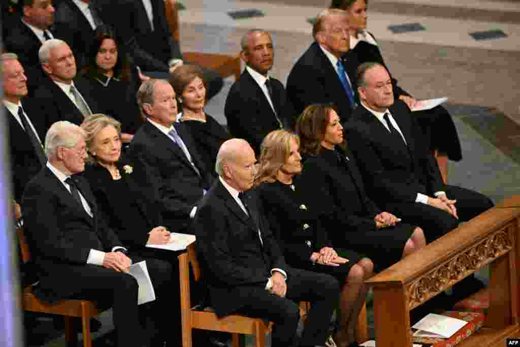 ບັນດາແຂກທີ່ຊົງກຽດໂດຍລວມມີປະທານາທິບໍດີ ຄົນປັດຈຸນບັນ, ຮອງປະທານາທິບໍດີ, ວ່າທີປະທານາທິບໍດີ, ບັນດາອະດີດປະທານາທິບໍ ພ້ອມດ້ວຍພັນລະຍາແລະສາມີ ເຂົ້າຮ່ວມໃນພິທີຊາປະນາກິດສົບ ຢ່າງເປັນທາງການຂອງ ອະດີດປະທານາທິບໍດີ ຄົນທີ 39 ຈິມມີ ຄາຣ໌ເຕີສ ຢູ່ທີ່ມະຫາວິຫານແຫ່ງຊາດ ໃນນະຄອນຫຼວງວໍຊິງຕັນ, ວັນທີ 9 ມັງກອນ 2025. (Photo by Mandel NGAN / AFP)