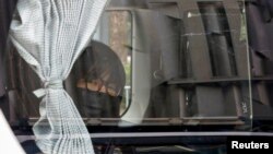 香港支聯會副主席鄒幸彤9月8日清晨被香港警方國安處人員拘捕後帶上警車離開 （路透社照片）