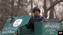 一名士兵站在阿富汗首都喀布尔最大的军队医院旁(2017年3月8日)