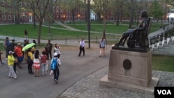 亚洲游客参观哈佛校园。（资料照）