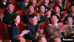 朝鲜中央通讯社（KCNA）在2017年9月10日发布的这张未注明日期的照片中，朝鲜领导人金正恩在北韩为核科学家和工程师举办的庆功会上。