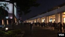 星期五晚間(2019年10月18日)，香港所有十八區民眾全體動員，拉起面具人鏈抗議港府訂立禁蒙面法(美國之音 海彥)