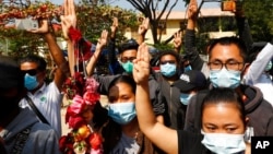 緬甸民眾集會，打出三指禮的手勢，抗議軍方發動政變。（2021年2月5日）