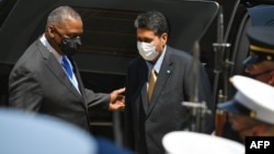 美國國防部長奧斯汀（左）在華盛頓五角大樓歡迎帕勞總統惠恕仁。