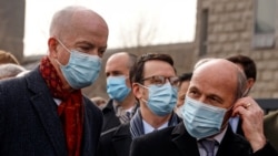 美國和加拿大駐華大使館負責人2021年3月22日來到庭審加拿大前外交官康明凱Michael Kovrig的北京法院外（路透社）