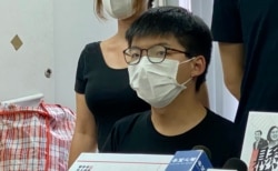 前香港众志秘书长黄之锋表示，港府聘用其中一间中资华大基因，瑞典政府发现测试剂超过3,700宗假确诊个案，质疑港府用国际信誉差劣中资公司，香港全民可能出现大量 假确诊个案。（美国之音/汤惠芸）