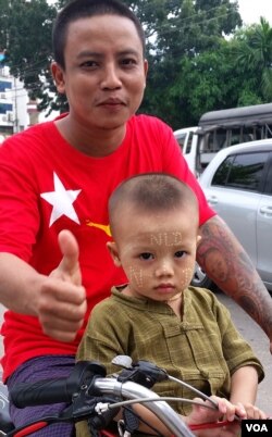 民盟粉丝之父子档。（美国之音朱诺拍摄）