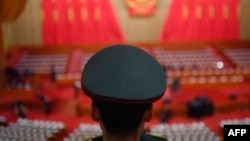 2024年3月5日解放軍樂團成員在全國人民代表大會開幕式前站立。