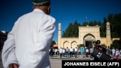 一名穆斯林男性來到新疆喀什的艾提尕爾清真寺參加開齋節晨禱。（2017年6月26日）