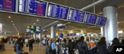 機場內擠滿著急的旅客