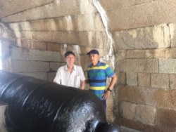 武汉人张海（右）因父亲（左）死于新冠肺炎向政府索赔。（张海提供）