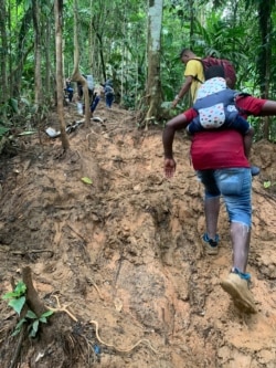 KK 穿越哥倫比亞原始森林時拍攝的前頭的隊友 （照片由KK提供）