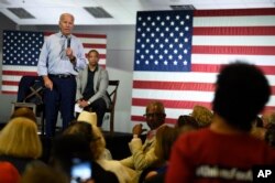 民主党总统参选人和前副总统拜登2019年7月7日在宾夕法尼亚州查尔斯顿的一个市政厅回答问题