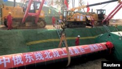 中國工人在黑龍江省黑河的中俄天然氣管道工程工地上施工。（2019年10月16日）