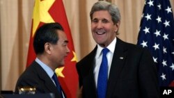 中国外长王毅和美国国务卿克里在美国国务院联合举行记者会。（2016年2月23日）