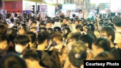 大批示威者周五晚周六凌晨重夺旺角（苹果日报图片 ）