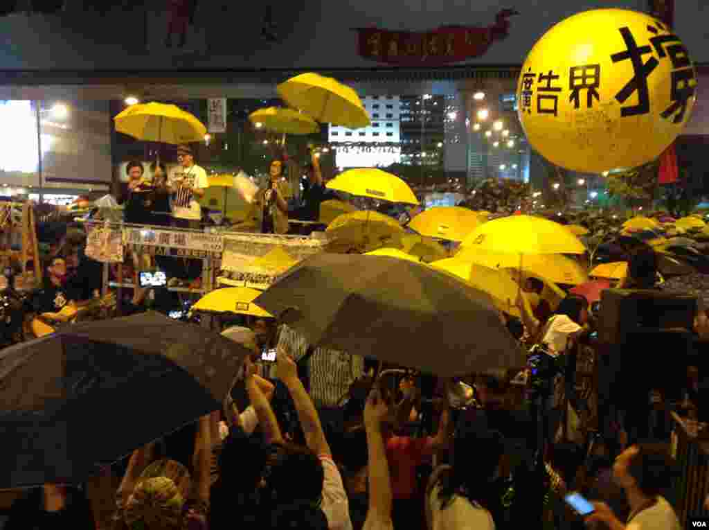 萬人雲集金鐘佔領區紀念佔領運動滿月 (美國之音圖片/海彥拍攝 ) 