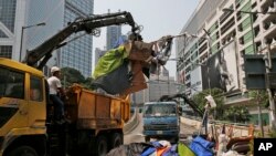 香港警方拆除路障