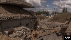 在与俄罗斯接壤的乌克兰苏梅州，乌军守卫在一处被毁的过境点附近。(2024年8月14日)