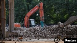 艾未未在北京的“左右”工作室被拆除后留下的瓦砾堆 （2018年8月4日） 